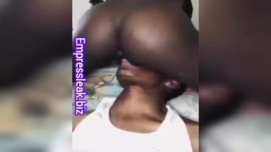 Sucer toute l'eau de sa chatte